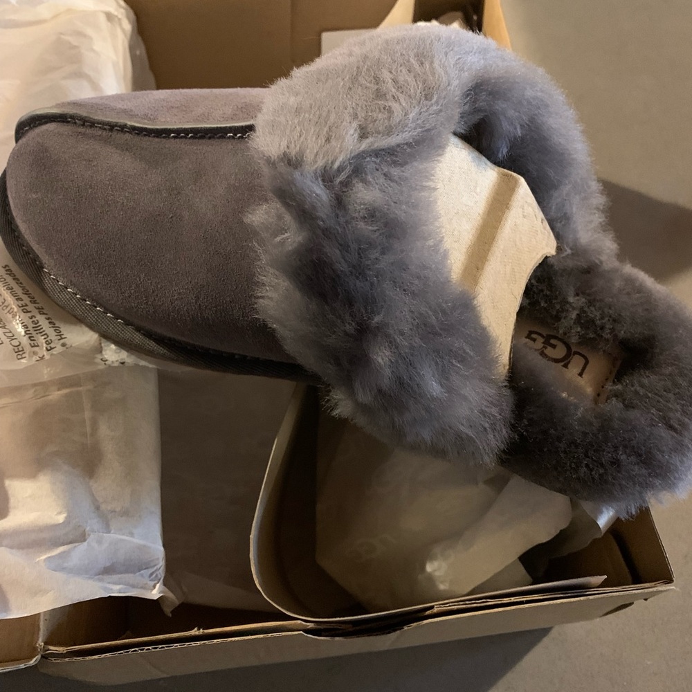 Uggs Scuffette II Womens size 7. Uggs sent us two pairs by accident